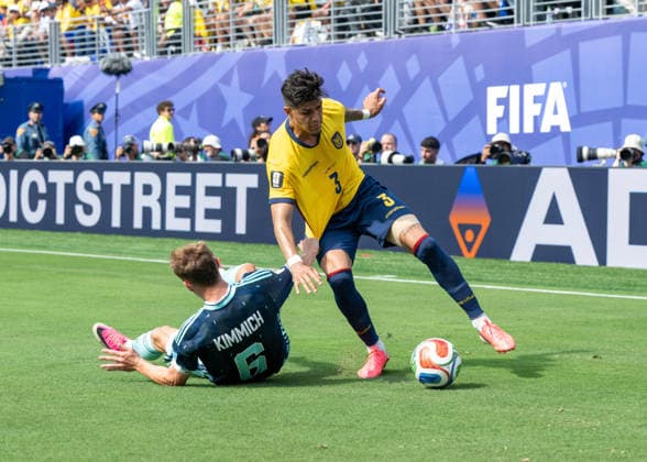 Fußball, Herren, FIFA World Cup, WM, Weltmeisterschaft, Fussball 2026, Spiel in New York New Jersey, Ecuador - Deutschland (Gruppe E, 3. Spieltag), v. l. Joshua Kimmich (Deutschland), Piero Hincapie (Ecuador), 25.06. 2026, *** Soccer, Men s, 2026 FIFA World Cup, Match in New York, New Jersey, Ecuador vs. Germany, Group E, Matchday 3, from left: Joshua Kimmich (Germany), Piero Hincapie (Ecuador), June 25, 2026, Copyright: xMatthiasxKochx
