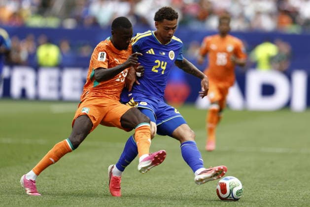 FIFA World Cup, WM, Weltmeisterschaft, Fussball 2026 - Group E - Curacao vs Ivory Coast Nicolas Pepe of Ivory Coast (L) in action against Deveron Fonville of Curacao (R) during the FIFA World Cup 2026 group stage match Curacao against Ivory Coast, in Philadelphia, Pennsylvania, USA, 25 June 2026. PHILADELPHIA United States  Copyright: xWILLxOLIVERx