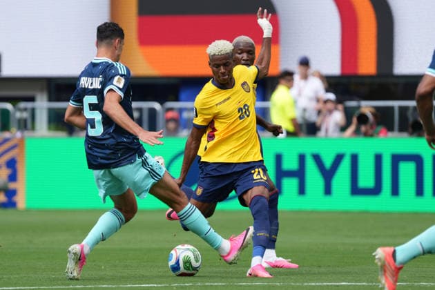 Nilson Angulo (c) of Ecuador vies for the ball with Aleksandar Pavlovic (L) of Germany during a Group E match at the 2026 FIFA World Cup, WM, Weltmeisterschaft, Fussball between Ecuador and Germany at MetLife Stadium in New Jersey, United States, 25 June 2026. FIFA World Cup 2026 - Group E - Ecuador vs Germany !ACHTUNG: NUR REDAKTIONELLE NUTZUNG!  Copyright: xAngelxColmenaresx GR4482 0860037541st