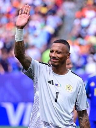 Curacao v Ivory Coast - FIFA World Cup, WM, Weltmeisterschaft, Fussball 2026 - Group E PHILADELPHIA, USA - JUNE 25: Eloy Room of Curacao greets the fans during the 2026 FIFA World Cup First Stage Group E match between Curacao and Ivory Coast at Lincoln Financial Field (Philadelphia Stadium) in Philadelphia, Pennsylvania, United States on June 25, 2026. Abdulhamid Hosbas Anadolu Pennsylvania United States. Editorial use only. Please get in touch for any other usage.  Copyright: x2026xAnadoluxAbdulhamidxHosbasx