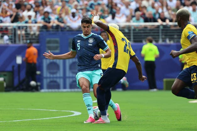 25.06.2026, Fussball, Herren, FIFA Weltmeisterschaft 2026, Vorrunde, Gruppe E, New York, Ecuador - Deutschland, Aleksandar Pavlovic (Deutschland), Nilson Angulo (Ecuador) New York MetLife Stadium New York Vereinigte Staaten von Amerika (US) *** June 25, 2026, Soccer, Men s, 2026 FIFA World Cup, Group Stage, Group E, New York, Ecuador vs. Germany, Aleksandar Pavlovic (Germany), Nilson Angulo (Ecuador), New York, MetLife Stadium, New York, United States of America, US Copyright: xSebastianxBachx