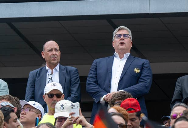 Fußball, Herren, FIFA World Cup, WM, Weltmeisterschaft, Fussball 2026, Spiel in New York New Jersey, Ecuador - Deutschland (Gruppe E, 3. Spieltag), v. l. Fernando Carro (Vorsitzender Geschäftsführung Bayer 04 Leverkusen und Aufsichtsratsmitglied der DFL), Axel Hellmann (Vorstandsmitglied Eintracht Frankfurt und Präsidiumsmitglied der DFL) auf der Tribüne, 25.06. 2026, *** Soccer, Men s, 2026 FIFA World Cup, Match in New York, New Jersey, Ecuador vs. Germany, Group E, Matchday 3, from left: Fernando Carro, Chairman of the Executive Board of Bayer 04 Leverkusen and member of the DFL Supervisory Board, and Axel Hellmann, member of the Executive Board of Eintracht Frankfurt and member of the DFL Executive Committee, in the stands, June 25, 2026, Copyright: xMatthiasxKochx