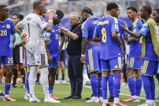 PHILADELPHIA - (lr) Joshua Brenet of Curacao, Curacao goalkeeper Eloy Room, Leandro Bacuna of Curacao, Curacao coach Dick Advocaat, Juergen Locadia of Curacao, Tahith Chong of Curacao, Livano Comenencia of Curacao, Deveron Fonville of Curacao and Sherel Floranus of Curacao during the 2026 FIFA World Cup, WM, Weltmeisterschaft, Fussball Group E match between Curacao and Ivory Coast at Philadelphia Stadium on June 25, 2026 in Philadelphia, United States. MAURICE VAN STEEN ANP FIFA World Cup 2026 - Group E 2026 xVIxANPxSportx xxANPxIVx 561974682 originalFilename: 561974682.jpg