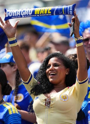 (260626) -- PHILADELPHIA, June 26, 2026 -- A fan of Curacao is seen before the group E match between Curacao and Cote d Ivoire at the 2026 FIFA World Cup, WM, Weltmeisterschaft, Fussball at Philadelphia Stadium in Philadelphia, the United States, June 25, 2026. ) (SP)U.S.-PHILADELPHIA-FOOTBALL-FIFA WORLD CUP-GROUP E-CUW VS CIV LuixSiuxWai 