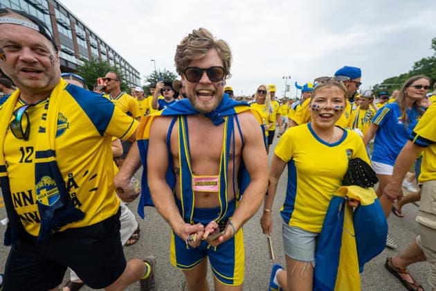 260625 Fans of Sweden ahead of the FIFA World Cup, WM, Weltmeisterschaft, Fussball 2026 football match between Japan and Sweden on June 25, 2026 in Dallas. Photo: Ludvig Thunman BILDBYRAN kod LT PA1259 bbeng fotboll football soccer fotball vm fotbolls-vm fotball-vm fotbolls-vm 2026 fifa world cup 2026 sverige sweden sverige a japan publik *** 260625 Swedish fans ahead of the 2026 FIFA World Cup soccer match between Japan and Sweden on June 25, 2026 in Dallas. Photo by Ludvig Thunman, BILDBYRAN. Code: LT PA1259 bbeng soccer football soccer World Cup 2026 FIFA World Cup 2026 Sweden Sweden A Japan audience  Copyright: LUDVIGxTHUNMAN BB260625LT006