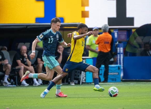 Fußball, Herren, FIFA World Cup, WM, Weltmeisterschaft, Fussball 2026, Spiel in New York New Jersey, Ecuador - Deutschland (Gruppe E, 3. Spieltag), v. l. Florian Wirtz (Deutschland), Pedro Vite (Ecuador), 25.06. 2026, *** Soccer, Men s, 2026 FIFA World Cup, Match in New York, New Jersey, Ecuador vs. Germany, Group E, Matchday 3, from left: Florian Wirtz (Germany), Pedro Vite (Ecuador), June 25, 2026, Copyright: xMatthiasxKochx