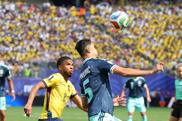 Pedro Vite (L) of Ecuador vies for the ball with Aleksandar Pavlovic of Germany during a Group E match at the 2026 FIFA World Cup, WM, Weltmeisterschaft, Fussball between Ecuador and Germany at MetLife stadium in New Jersey, United States, 25 June 2026. FIFA World Cup 2026 - Group E - Ecuador vs Germany !ACHTUNG: NUR REDAKTIONELLE NUTZUNG!  Copyright: xSebastiaoxMoreirax GR4466 0860038545st