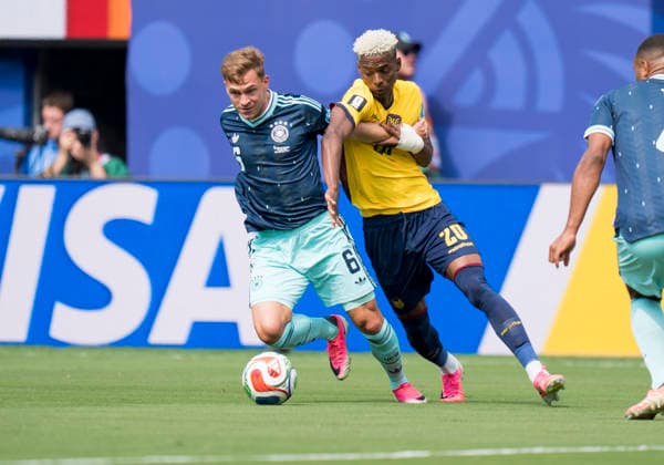 Zweikampf zwischen: duel between: Nilson Angulo (Ecuador, 20) und Joshua Kimmich (Germany, 6) FIFA World Cup, WM, Weltmeisterschaft, Fussball 2026: Ecuador vs Deutschland 25 June 2026, FIFA World Cup 2026: Ecuador vs Deutschland (Group E, Matchday 3) at New York New Jersey Stadium in East Rutherford, New Jersey, USA. *** Tackle between Nilson Angulo (Ecuador, 20) and Joshua Kimmich (Germany, 6) at the 2026 FIFA World Cup: Ecuador vs. Germany, June 25, 2026; 2026 FIFA World Cup: Ecuador vs. Germany, Group E, Matchday 3 at New York–New Jersey Stadium in East Rutherford, New Jersey, USA Copyright: HMBxMedia xMarcoxBader