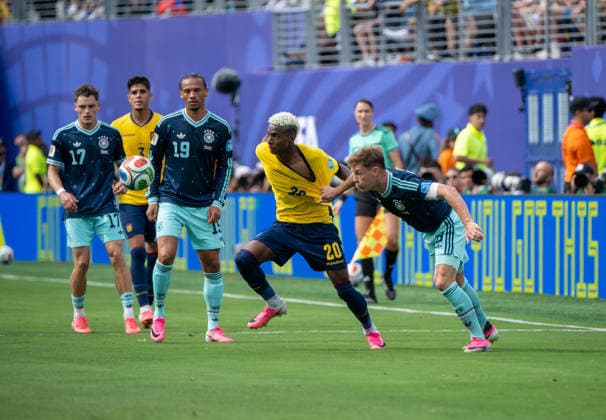 Fußball, Herren, FIFA World Cup, WM, Weltmeisterschaft, Fussball 2026, Spiel in New York New Jersey, Ecuador - Deutschland (Gruppe E, 3. Spieltag), v. l. Florian Wirtz (Deutschland), Piero Hincapie (Ecuador), Leroy Sane (Deutschland), Nilson Angulo (Ecuador), Joshua Kimmich (Deutschland), 25.06. 2026, *** Soccer, Men s, 2026 FIFA World Cup, Match in New York New Jersey, Ecuador vs. Germany, Group E, Matchday 3, from left: Florian Wirtz (Germany), Piero Hincapie (Ecuador), Leroy Sané (Germany), Nilson Angulo (Ecuador), Joshua Kimmich (Germany), June 25, 2026, Copyright: xMatthiasxKochx