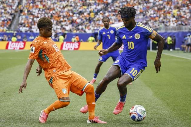 PHILADELPHIA - (lr) Amad Diallo of Ivory Coast and Leandro Bacuna of Curacao during the 2026 FIFA World Cup, WM, Weltmeisterschaft, Fussball Group E match between Curacao and Ivory Coast at Philadelphia Stadium on June 25, 2026, in Philadelphia, United States. MAURICE VAN STEEN ANP FIFA World Cup 2026 - Group E 2026 xVIxANPxSportx xxANPxIVx 561975289 originalFilename: 561975289.jpg