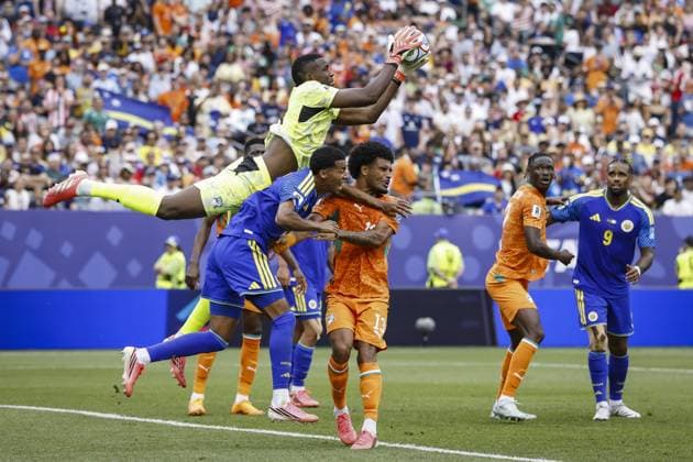 PHILADELPHIA - (lr) Ivory Coast goalkeeper Yahia Fofana catches the ball, Livano Comenencia of Curacao, Christopher Operi of Ivory Coast, Odilon Kossounou of Ivory Coast and Juergen Locadia of Curacao during the 2026 FIFA World Cup, WM, Weltmeisterschaft, Fussball Group E match between Curacao and Ivory Coast at Philadelphia Stadium on June 25, 2026 in Philadelphia, United States. MAURICE VAN STEEN ANP FIFA World Cup 2026 - Group E 2026 xVIxANPxSportx xxANPxIVx 561975421 originalFilename: 561975421.jpg
