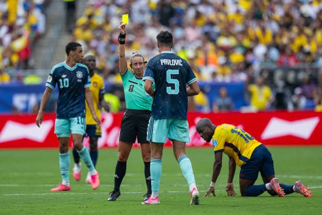 260625 Aleksandar Pavlovic of Germany receives a yellow card from referee Tori Penso during the FIFA World Cup, WM, Weltmeisterschaft, Fussball 2026 group stage football match between Ecuador and Germany on June 25, 2026 in New Jersey. Photo: Jon Olav Nesvold BILDBYRAN COP 217 JE0136 fotboll football soccer fotball vm fotbolls-vm fotball-vm fotbolls-vm 2026 fifa world cup 2026 15 bbeng bbauto *** June 25, 2026: Aleksandar Pavlovic of Germany receives a yellow card from referee Tori Penso during the 2026 FIFA World Cup group stage soccer match between Ecuador and Germany on June 25, 2026 in New Jersey. Photo by Jon Olav Nesvold. BILDBYRAN COP 217 JE0136 soccer football fotball World Cup soccer World Cup 2026 FIFA World Cup 2026 15 bbeng bbauto  Copyright: JONxOLAVxNESVOLD BB260625JE039