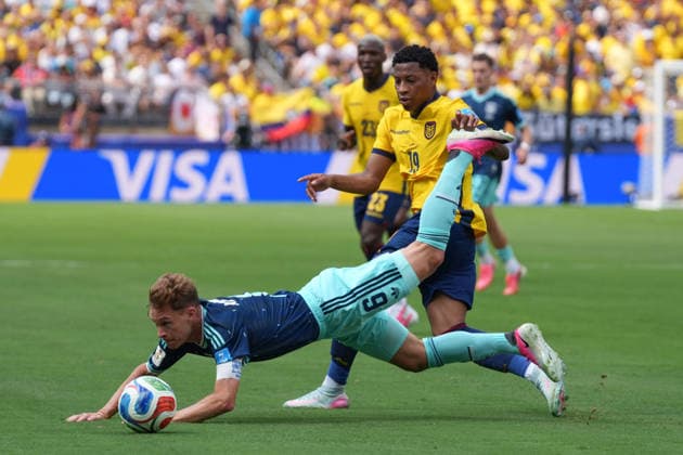 Gonzalo Plata (R) of Ecuador vies for the ball with Joshua Kimmich (L) of Germany during a Group E match at the 2026 FIFA World Cup, WM, Weltmeisterschaft, Fussball between Ecuador and Germany at MetLife Stadium in New Jersey, United States, 25 June 2026. FIFA World Cup 2026 - Group E - Ecuador vs Germany !ACHTUNG: NUR REDAKTIONELLE NUTZUNG!  Copyright: xAngelxColmenaresx GR4486 20260625-55020710977_1