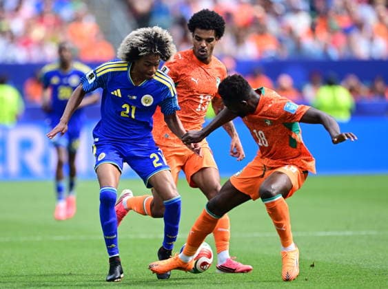 Curacao v Ivory Coast - FIFA World Cup, WM, Weltmeisterschaft, Fussball 2026 - Group E PHILADELPHIA, USA - JUNE 25: Tahith Chong of Curacao in action against Ibrahim Sangare of Ivory Coast during the 2026 FIFA World Cup First Stage Group E match between Curacao and Ivory Coast at Lincoln Financial Field (Philadelphia Stadium) in Philadelphia, Pennsylvania, United States on June 25, 2026. Abdulhamid Hosbas Anadolu Pennsylvania United States. Editorial use only. Please get in touch for any other usage.  Copyright: x2026xAnadoluxAbdulhamidxHosbasx