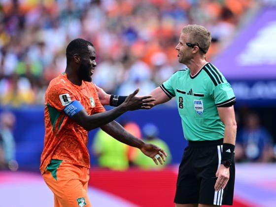 Curacao v Ivory Coast - FIFA World Cup, WM, Weltmeisterschaft, Fussball 2026 - Group E PHILADELPHIA, USA - JUNE 25: Franck Kessie of Ivory Coast talks to referee Glenn Nyberg during the 2026 FIFA World Cup First Stage Group E match between Curacao and Ivory Coast at Lincoln Financial Field (Philadelphia Stadium) in Philadelphia, Pennsylvania, United States on June 25, 2026. Abdulhamid Hosbas Anadolu Pennsylvania United States. Editorial use only. Please get in touch for any other usage.  Copyright: x2026xAnadoluxAbdulhamidxHosbasx