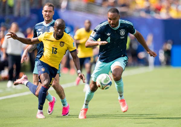 Zweikampf zwischen: duel between: Enner Valencia (Ecuador, 13) und Jonathan Tah (Germany, 4) FIFA World Cup, WM, Weltmeisterschaft, Fussball 2026: Ecuador vs Deutschland 25 June 2026, FIFA World Cup 2026: Ecuador vs Deutschland (Group E, Matchday 3) at New York New Jersey Stadium in East Rutherford, New Jersey, USA. *** Tackle between Enner Valencia (Ecuador, 13) and Jonathan Tah (Germany, 4) at the 2026 FIFA World Cup: Ecuador vs. Germany on June 25, 2026, Group E, Matchday 3 at New York–New Jersey Stadium in East Rutherford, New Jersey, USA Copyright: HMBxMedia xMarcoxBader