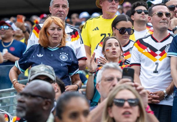 Fußball, Herren, FIFA World Cup, WM, Weltmeisterschaft, Fussball 2026, Spiel in New York New Jersey, Ecuador - Deutschland (Gruppe E, 3. Spieltag), Lena Wurzenberger (Frau von Trainer Julian Nagelsmann mit dessen Mutter Burgi Nagelsmann, 25.06. 2026, *** Soccer, Men s, 2026 FIFA World Cup, Match in New York, New Jersey, Ecuador vs. Germany, Group E, Matchday 3, Lena Wurzenberger, wife of coach Julian Nagelsmann, with his mother, Burgi Nagelsmann, June 25, 2026, Copyright: xMatthiasxKochx