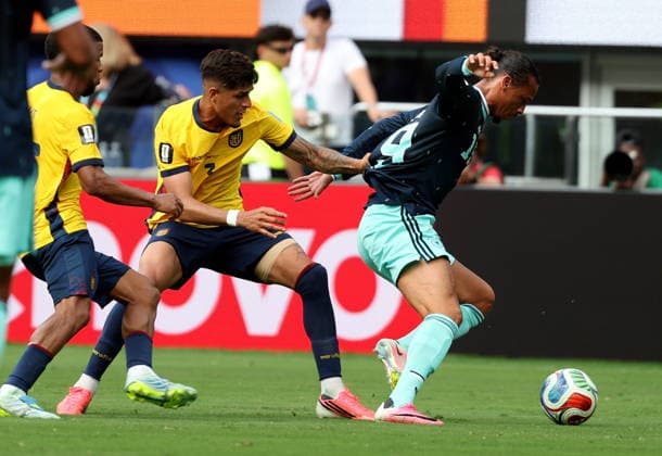FIFA World Cup, WM, Weltmeisterschaft, Fussball 2026 - Group E - Ecuador vs Germany Piero Hincapie of Ecuador (C) and Leroy Sane of Germany in action during the FIFA World Cup 2026 group stage match Ecuador against Germany, in New Jersey, USA, 25 June 2026. NEW JERSEY United States  Copyright: xSARAHxYENESELx