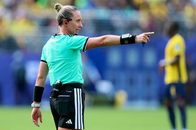 Ecuador v Germany: Group E - FIFA World Cup, WM, Weltmeisterschaft, Fussball 2026 Referee Tori Penso signals during the FIFA World Cup 2026 Group E match between Ecuador and Germany at New York New Jersey Stadium on June 25, 2026 in East Rutherford, United States. East Rutherford New York New Jersey Stadium NJ United States Copyright: xAllstarxPicturexLibraryxLtdx