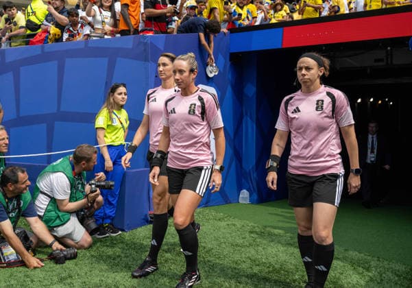 Fußball, Herren, FIFA World Cup, WM, Weltmeisterschaft, Fussball 2026, Spiel in New York New Jersey, Ecuador - Deutschland (Gruppe E, 3. Spieltag), v. l. Assistentin Kathryn Nesbitt, Schiedsrichterin Tori Penso, Assistentin Brooke Mayo, 25.06. 2026, *** Soccer, Men s, 2026 FIFA World Cup, Match in New York, New Jersey, Ecuador vs. Germany, Group E, Matchday 3, Assistant Referee Kathryn Nesbitt, Referee Tori Penso, Assistant Referee Brooke Mayo, June 25, 2026, Copyright: xMatthiasxKochx