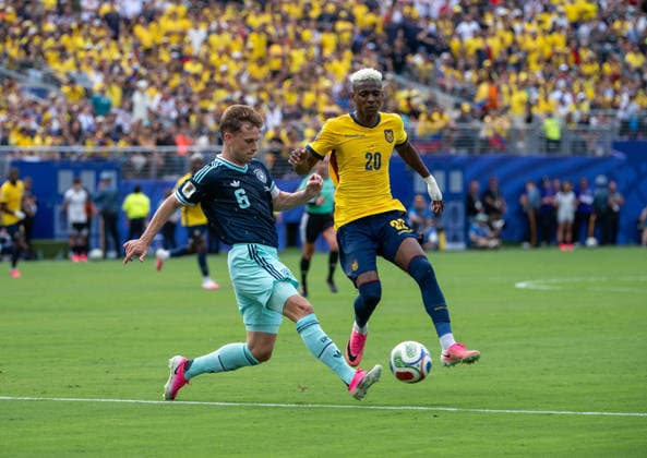 Fußball, Herren, FIFA World Cup, WM, Weltmeisterschaft, Fussball 2026, Spiel in New York New Jersey, Ecuador - Deutschland (Gruppe E, 3. Spieltag), v. l. Joshua Kimmich (Deutschland), Nilson Angulo (Ecuador), 25.06. 2026, *** Soccer, Men s, 2026 FIFA World Cup, Match in New York, New Jersey, Ecuador vs. Germany, Group E, Matchday 3, from left: Joshua Kimmich (Germany), Nilson Angulo (Ecuador), June 25, 2026, Copyright: xMatthiasxKochx