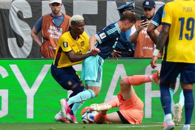 Torwart Manuel Neuer (Deutschland Germany) holt sich den Ball vor Joshua Kimmich (Deutschland Germany), Nilson Angulo (Ecuador, 20) - New York 25.06.2026: Deutschland vs. Ecuador, MetLife Stadium, World Cup 26 Gruppe E, 3. Spieltag *** Goalkeeper Manuel Neuer (Germany) retrieves the ball from Joshua Kimmich (Germany) and Nilson Angulo (Ecuador), June 25, 2026, Germany vs. Ecuador, MetLife Stadium, World Cup 2026, Group E, Matchday 3