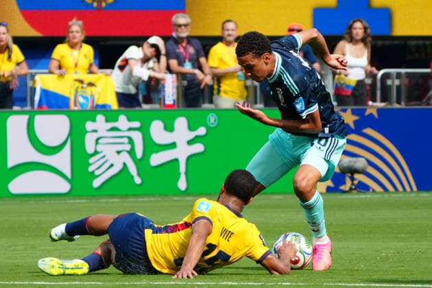Jamal Musiala (Deutschland, Germany) lässt Pedro Vite (Ecuador, 15) aussteigen - New York 25.06.2026: Deutschland vs. Ecuador, MetLife Stadium, World Cup 26 Gruppe E, 3. Spieltag *** Jamal Musiala (Germany) replaces Pedro Vite (Ecuador, 15) New York, June 25, 2026 Germany vs. Ecuador, MetLife Stadium, World Cup 26, Group E, Matchday 3