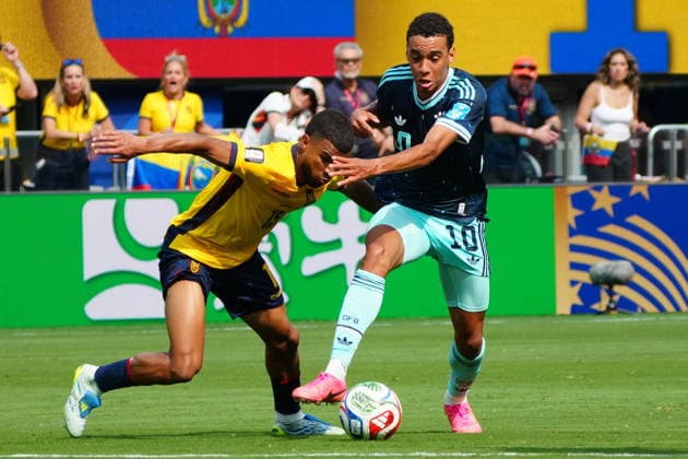 Jamal Musiala (Deutschland, Germany) gegen Pedro Vite (Ecuador, 15) - New York 25.06.2026: Deutschland vs. Ecuador, MetLife Stadium, World Cup 26 Gruppe E, 3. Spieltag *** Jamal Musiala (Germany) vs. Pedro Vite (Ecuador), June 25, 2026, Germany vs. Ecuador, MetLife Stadium, World Cup 26, Group E, Matchday 3