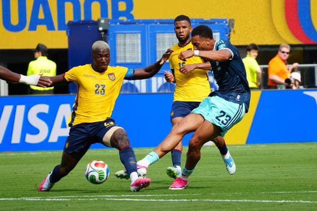Felix Nmecha (Deutschland Germany) gegen Moises Caicedo (Ecuador, 23) - New York 25.06.2026: Deutschland vs. Ecuador, MetLife Stadium, World Cup 26 Gruppe E, 3. Spieltag *** Felix Nmecha (Germany) vs. Moises Caicedo (Ecuador), June 23–25, 2026, Germany vs. Ecuador, MetLife Stadium, World Cup 2026, Group E, Matchday 3