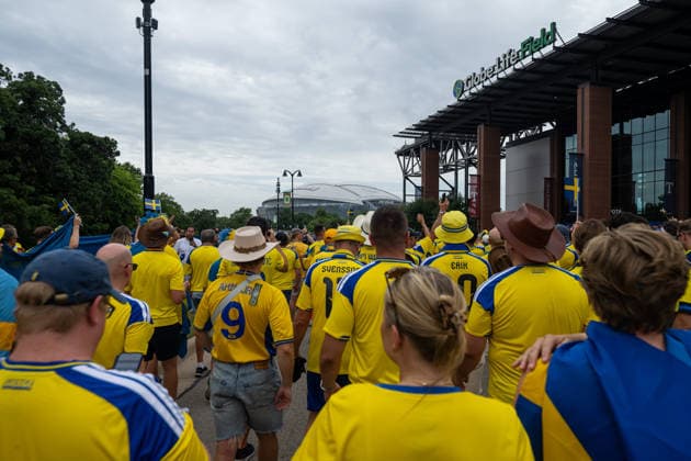 260625 Fans of Sweden walk to Dallas Stadium ahead of the FIFA World Cup, WM, Weltmeisterschaft, Fussball 2026 football match between Japan and Sweden on June 25, 2026 in Dallas. Photo: Ludvig Thunman BILDBYRAN kod LT PA1259 bbeng fotboll football soccer fotball vm fotbolls-vm fotball-vm fotbolls-vm 2026 fifa world cup 2026 sverige sweden sverige a japan publik *** 260625 Swedish fans walk to Dallas Stadium ahead of the 2026 FIFA World Cup soccer match between Japan and Sweden on June 25, 2026 in Dallas. Photo by Ludvig Thunman, BILDBYRAN. Code: LT PA1259 bbeng soccer football soccer World Cup 2026 FIFA World Cup 2026 Sweden Sweden A Japan audience  Copyright: LUDVIGxTHUNMAN BB260625LT016