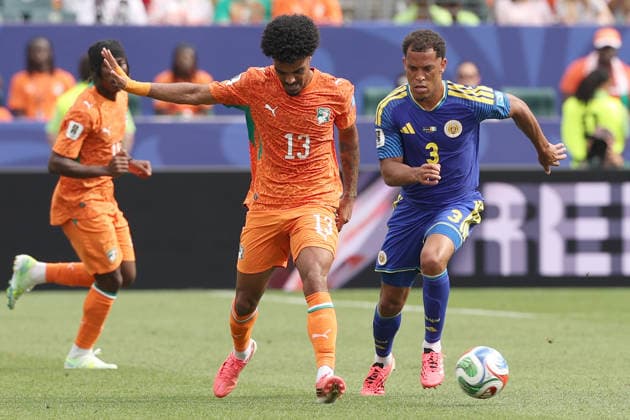 Jurien Gaari (R) of Curacao vies for the ball with Christopher Operi of Ivory Coast during a Group E match of the 2026 FIFA World Cup, WM, Weltmeisterschaft, Fussball between Curacao and Ivory Coast at Lincoln Financial Field in Philadelphia, USA, 25 June 2026. FIFA World Cup 2026: Group E Curacao - Ivory Coast !ACHTUNG: NUR REDAKTIONELLE NUTZUNG!  Copyright: xDavidxTorox GR4530 20260625-55020711079_1