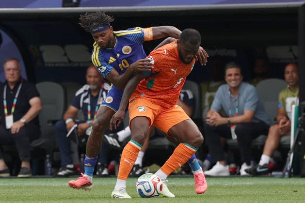 Leandro Bacuna (L) of Curacao vies for the ball with Franck Kessie of Ivory Coast during a Group E match of the 2026 FIFA World Cup, WM, Weltmeisterschaft, Fussball between Curacao and Ivory Coast at Lincoln Financial Field in Philadelphia, USA, 25 June 2026. FIFA World Cup 2026: Group E Curacao - Ivory Coast !ACHTUNG: NUR REDAKTIONELLE NUTZUNG!  Copyright: xDavidxTorox GR4519 20260625-55020711099_1