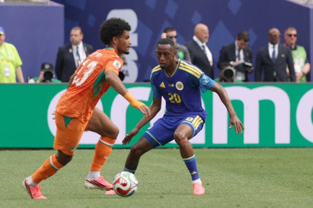 Joshua Brenet (R) of Curacao vies for the ball with Christopher Operi of Ivory Coast during a Group E match of the 2026 FIFA World Cup, WM, Weltmeisterschaft, Fussball between Curacao and Ivory Coast at Lincoln Financial Field in Philadelphia, USA, 25 June 2026. FIFA World Cup 2026: Group E Curacao - Ivory Coast !ACHTUNG: NUR REDAKTIONELLE NUTZUNG!  Copyright: xDavidxTorox GR4517 20260625-55020711114_1