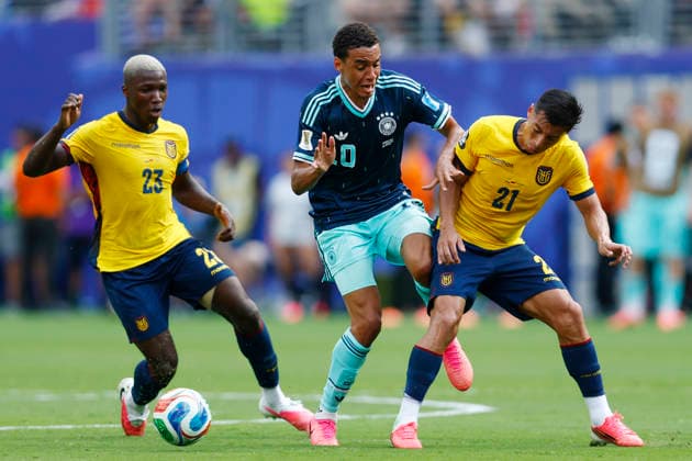 New Jersey, USA, 25th June 2026. Jamal Musiala of Germany is challenged by Moises Caicedo (L) of Ecuador and Alan Franco of Ecuador during the Ecuador vs Germany FIFA World Cup, WM, Weltmeisterschaft, Fussball match at Metlife Stadium, New Jersey. Picture credit should read: Paul Terry Sportimage EDITORIAL USE ONLY. No use with unauthorised audio, video, data, fixture lists, club league logos or live services. Online in-match use limited to 120 images, no video emulation. No use in betting, games or single club league player publications. SPI_038_PT_Ecuador_Germany SPI-4841-0038