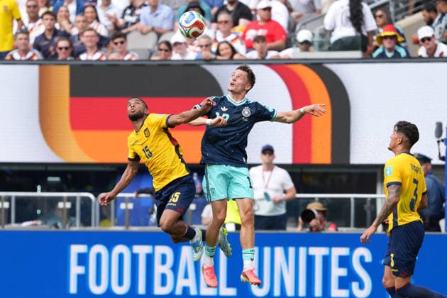 Pedro Vite (L) of Ecuador vies for the ball with Florian Wirtz (C) of Germany during a Group E match at the 2026 FIFA World Cup, WM, Weltmeisterschaft, Fussball between Ecuador and Germany at MetLife Stadium in New Jersey, United States, 25 June 2026. FIFA World Cup 2026 - Group E - Ecuador vs Germany !ACHTUNG: NUR REDAKTIONELLE NUTZUNG!  Copyright: xAngelxColmenaresx GR4535 20260625-55020711118_1