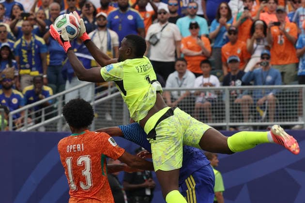 Yahia Fofana of Ivory Coast catches a ball during a Group E match of the 2026 FIFA World Cup, WM, Weltmeisterschaft, Fussball between Curacao and Ivory Coast at Lincoln Financial Field in Philadelphia, USA, 25 June 2026. FIFA World Cup 2026: Group E Curacao - Ivory Coast !ACHTUNG: NUR REDAKTIONELLE NUTZUNG!  Copyright: xDavidxTorox GR4511 20260625-55020711135_1