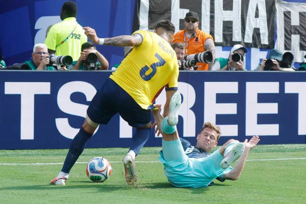 Germany s Joshua Kimmich (6) grabs the jersey of Ecuador s Piero Hincapie as they battle for the ball in the first half of their FIFA World Cup, WM, Weltmeisterschaft, Fussball match at New York New Jersey Stadium in East Rutherford, New Jersey, on Thursday, June 25, 2026.  NYP20260625911 JOHNxANGELILLO
