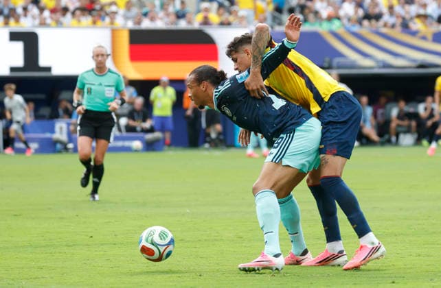 Germany s Leroy Sane fights for the ball with Ecuador s Piero Hincapie in the first half of their FIFA World Cup, WM, Weltmeisterschaft, Fussball match at New York New Jersey Stadium in East Rutherford, New Jersey, on Thursday, June 25, 2026.  NYP20260625912 JOHNxANGELILLO