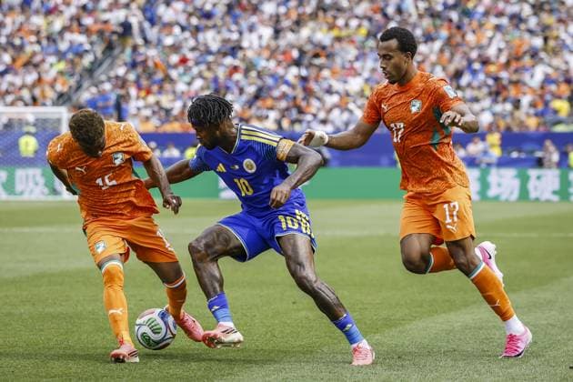 PHILADELPHIA - (lr) Amad Diallo of Ivory Coast, Leandro Bacuna of Curacao and Guela Doue of Ivory Coast during the 2026 FIFA World Cup, WM, Weltmeisterschaft, Fussball Group E match between Curacao and Ivory Coast at Philadelphia Stadium on June 25, 2026 in Philadelphia, United States. MAURICE VAN STEEN ANP FIFA World Cup 2026 - Group E 2026 xVIxANPxSportx xxANPxIVx 561976879 originalFilename: 561976879.jpg