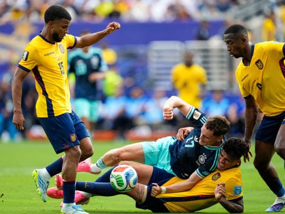 Pedro Vite (Ecuador, 15), Florian Wirtz (Deutschland, 17) und Piero Hincapie (Ecuador, 3) kaempfen um den Ball. USA, FIFA Weltmeisterschaft, Ecuador vs Deutschland, East Rutherford, 25.06.2026 USA, FIFA Weltmeisterschaft, Ecuador vs Deutschland, East Rutherford, 25.06.2026 East Rutherford *** Pedro Vite (Ecuador, 15), Florian Wirtz (Germany, 17), and Piero Hincapie (Ecuador, 3) battle for the ball. USA, FIFA World Cup, Ecuador vs. Germany, East Rutherford, June 25, 2026, USA, FIFA World Cup, Ecuador vs. Germany, East Rutherford, June 25, 2026, East Rutherford Copyright: xEibner-Pressefoto ScottxColemanx EP_SCN
