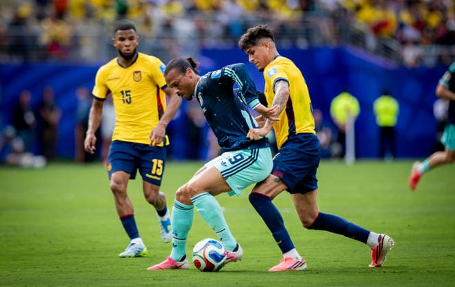 New York New Jersey, USA 25th Jun 2026. Leroy Sane (GER) Piero Hincapie (ECU) Norway - France World Cup Norwegen - Frankreich 25.06.2026 *** New York, New Jersey, USA, June 25, 2026 Leroy Sané (GER) Piero Hincapie (ECU) Norway, France, World Cup Norway, France, June 25, 2026