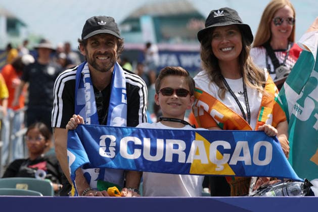Fans cheer prior to a Group E match of the 2026 FIFA World Cup, WM, Weltmeisterschaft, Fussball between Curacao and Ivory Coast at Lincoln Financial Field in Philadelphia, USA, 25 June 2026. FIFA World Cup 2026: Group E Curacao - Ivory Coast !ACHTUNG: NUR REDAKTIONELLE NUTZUNG!  Copyright: xDavidxTorox GR4443 20260625-55020711166_1