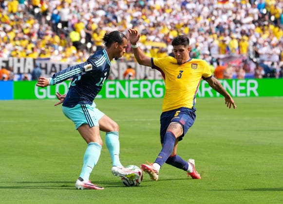Leroy Sane (Deutschland, 19) im Zweikampf mit Piero Hincapie (Ecuador, 3) USA, FIFA Weltmeisterschaft, Ecuador vs Deutschland, East Rutherford, 25.06.2026 USA, FIFA Weltmeisterschaft, Ecuador vs Deutschland, East Rutherford, 25.06.2026 East Rutherford *** Leroy Sané (Germany), 19, in a tackle with Piero Hincapie (Ecuador), 3 (USA), FIFA World Cup, Ecuador vs. Germany, East Rutherford, June 25, 2026 (USA), FIFA World Cup, Ecuador vs. Germany, East Rutherford, June 25, 2026, East Rutherford Copyright: xEibner-Pressefoto ScottxColemanx EP_SCN