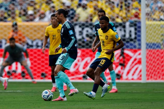 25.06.2026, Fussball, Herren, FIFA Weltmeisterschaft 2026, Vorrunde, Gruppe E, New York, Ecuador - Deutschland, Leroy Sane (Deutschland), Pedro Vite (Ecuador) New York MetLife Stadium New York Vereinigte Staaten von Amerika (US) *** June 25, 2026, Soccer, Men s, 2026 FIFA World Cup, Group Stage, Group E, New York, Ecuador vs. Germany, Leroy Sané (Germany), Pedro Vite (Ecuador), MetLife Stadium, New York, United States of America, US Copyright: xSebastianxBachx