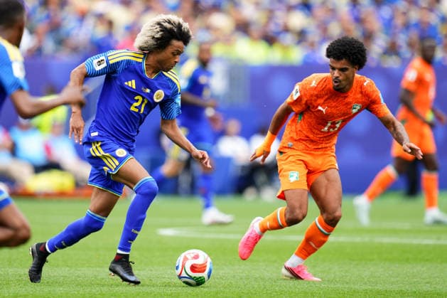 June 25, 2026: Curacao Midfielder Tahith Chong (21) controls the ball during the first half of a World Cup Match against Ivory Coast at Philadelphia Stadium in Philadelphia, Pennsylvania. CSM Philadelphia United States of America - ZUMAc04_ 20260625_zma_c04_001 Copyright: xKylexRoddenx