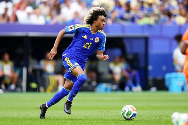 June 25, 2026: Curacao Midfielder Tahith Chong (21) controls the ball during the first half of a World Cup Match against Ivory Coast at Philadelphia Stadium in Philadelphia, Pennsylvania. CSM FIFA World Cup, WM, Weltmeisterschaft, Fussball 2026: Ivory Coast Vs Curacao JUN 25  - ZUMAc04_ 20260625_zma_c04_004 Copyright: xKylexRoddenx