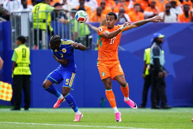 June 25, 2026: Curacao Defender Sherel Floranus (5) and Ivory Coast Defender Guela Doue (17) battle for the ball during the first half of a World Cup Match at Philadelphia Stadium in Philadelphia, Pennsylvania. CSM Philadelphia United States of America - ZUMAc04_ 20260625_zma_c04_009 Copyright: xKylexRoddenx