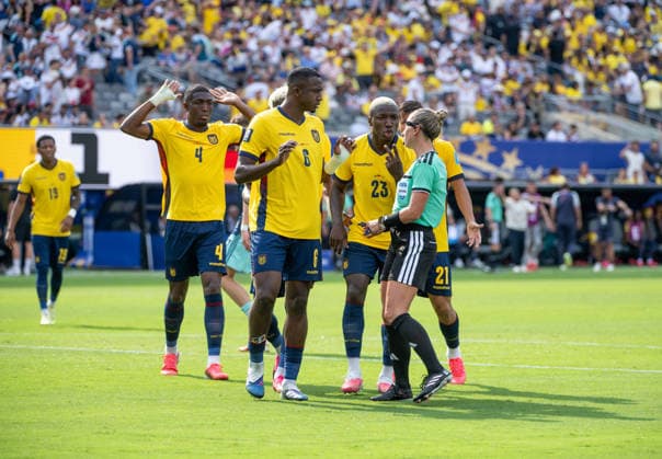 Fußball, Herren, FIFA World Cup, WM, Weltmeisterschaft, Fussball 2026, Spiel in New York New Jersey, Ecuador - Deutschland (Gruppe E, 3. Spieltag), v. l. Joel Ordonez (Ecuador), Willian Pacho (Ecuador), Moises Caicedo (Ecuador) und Alan Franco (Ecuador) beschweren sich bei Schiedsrichterin Tori Penso, 25.06. 2026, *** Soccer, Men s, 2026 FIFA World Cup, Match in New York, New Jersey, Ecuador vs. Germany, Group E, Matchday 3, from left: Joel Ordonez (Ecuador), Willian Pacho (Ecuador), Moises Caicedo (Ecuador), and Alan Franco (Ecuador) complain to referee Tori Penso, June 25, 2026, Copyright: xMatthiasxKochx