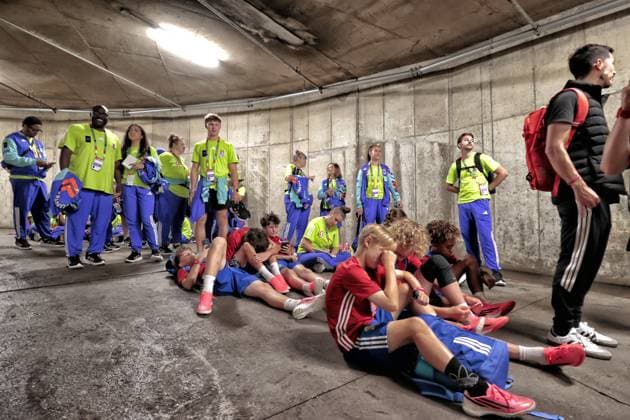 KANSAS CITY, 25-06-2026, Kansas City Stadium, World Cup 2026 Match between Tunesia and The Netherlands. Picture Shows photographers and staff hiding shelter during the thunderstorm Tunesia - Netherlands (World Cup 2026)  x204644819x Copyright: