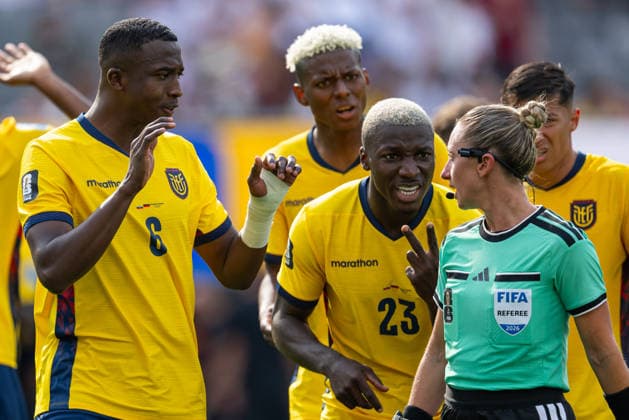 260625 Willian Pacho and Moises Caicedo of Ecuador in a conversation with referee Tori Penso during the FIFA World Cup, WM, Weltmeisterschaft, Fussball 2026 group stage football match between Ecuador and Germany on June 25, 2026 in New Jersey. Photo: Jon Olav Nesvold BILDBYRAN COP 217 JE0136 fotboll football soccer fotball vm fotbolls-vm fotball-vm fotbolls-vm 2026 fifa world cup 2026 15 bbeng bbauto *** June 25, 2026: Willian Pacho and Moises Caicedo of Ecuador in conversation with referee Tori Penso during the 2026 FIFA World Cup group stage soccer match between Ecuador and Germany on June 25, 2026 in New Jersey. Photo by Jon Olav Nesvold. BILDBYRAN COP 217 JE0136 soccer football fotball World Cup soccer World Cup 2026 FIFA World Cup 2026 15 bbeng bbauto  Copyright: JONxOLAVxNESVOLD BB260625JE065